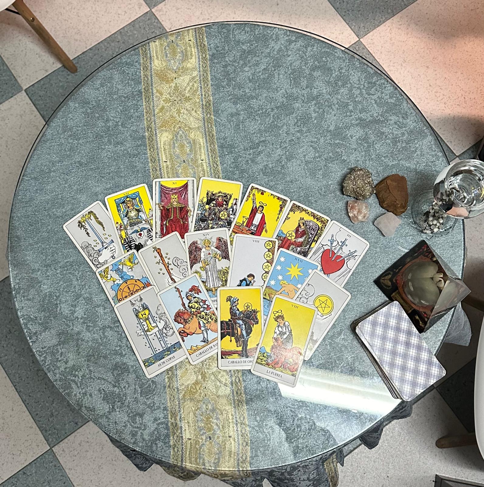 Mesa con Cartas del Tarot